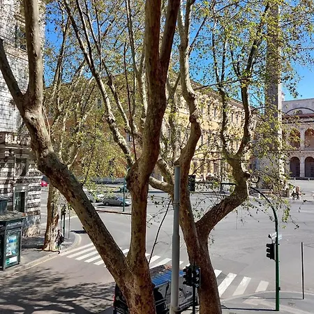 Ych-sweet Near Colosseo Daire